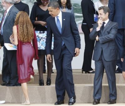 barack-obama-looking-at-womans-butt-500x427